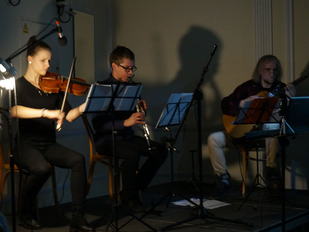 Kraków koncert folkowy - film niemy z muzyką na żywo