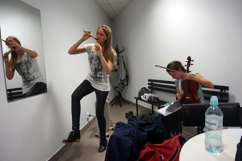 Toruń - przed koncertem, Asia z dwoma fletami i Martynka